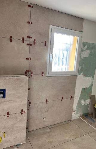 Pose de grands carreaux modernes dans une salle de bain à Voiron