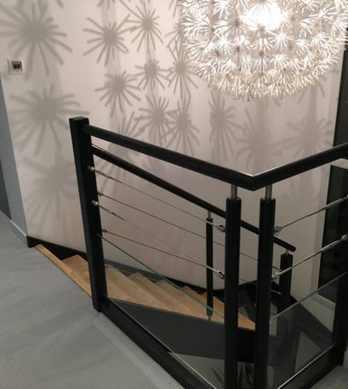 Escalier sur mesure, style industriel, dans une petite maison à Buxerolles