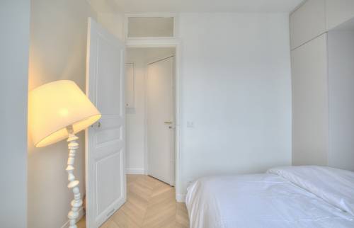 Rénovation monochrome blanc pour cet appartement sous les toits de Versailles