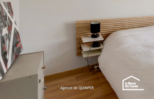 Parquet effet bois, finitions soignées et décoration intemporelle pour cette rénovation de chambre à Treffiagat. Un projet coordonné par La Maison Des Travaux Quimper.