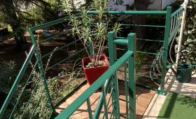 balcon avec escaliers vers jardin La Maison Des Travaux Ales