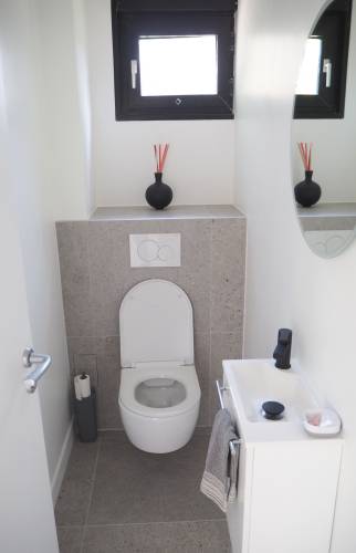 Une salle de bains totalement rénovée à Vanves (92170) - WC suspendu