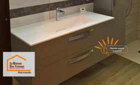 Un meuble vasque suspendu au design épuré, alliant praticité et modernité pour une salle de bain lumineuse et facile à entretenir à Marmande.