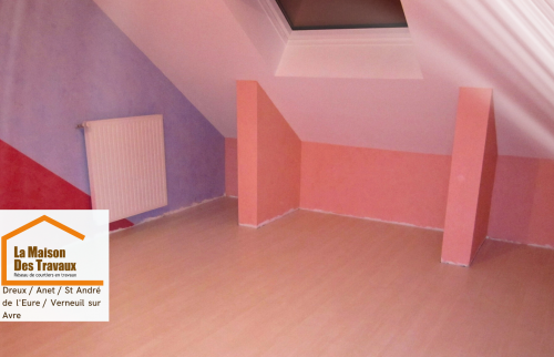 Une chambre colorée et chaleureuse, idéale pour un enfant, alliant confort et luminosité grâce au Velux. 