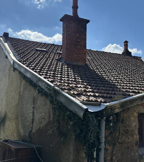 Rénovation de toiture à Onet le Château : tuiles cassées et pleines de mousses
