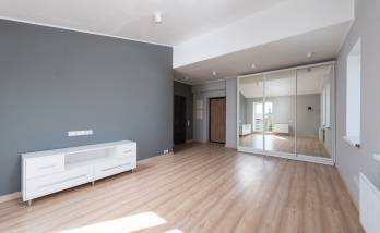 maison avec du parquet en bois et dressing