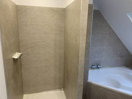 Pose de carrelage mural de salle de bain à Betton