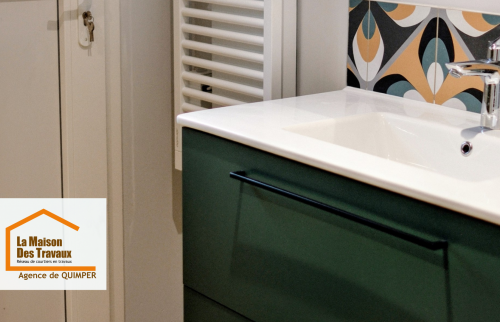 Rénovation de salle de bain à Quimper : pose d’un meuble vasque moderne vert, faïence décorative et finitions soignées. Projet accompagné par La Maison Des Travaux de Quimper.