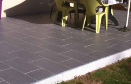 Une nuance de bleu pour harmoniser la terrasse avec les couleurs de la maison à Vertou (44)
