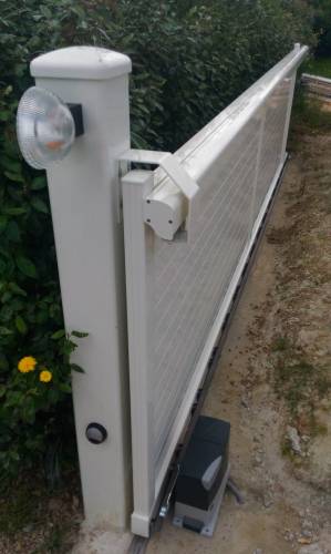 Portail et poteau aluminium blanc