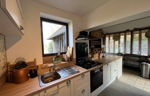 La cuisine rénovée avec la nouvelle fenêtre