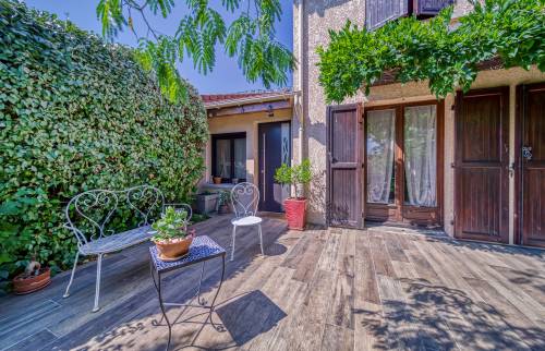 Une belle terrasse en carrelage imitation bois
