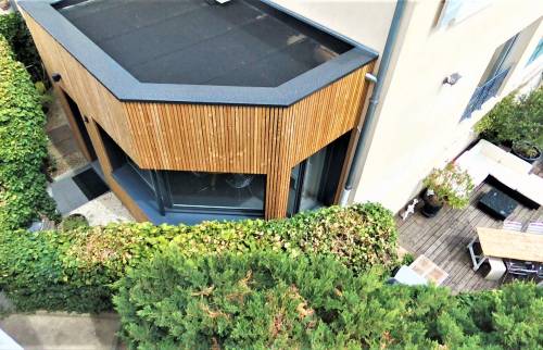 Focus sur l'extension bois sur toit plat et baies vitrées teintées à Châteaulin (29150)
