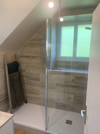 Salle de Bain Rénovée : Ambiance Lumineuse et Aérée