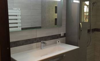 salle de bain avec vasque