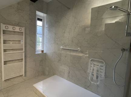 douche avec siège et barre d'aisance