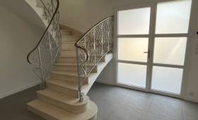 Nouveau carrelage à grands carreaux gris dans une maison rénovée - Nantes 44