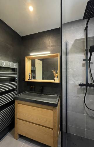 Un joli meuble vasque et miroir assorti