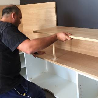 Réalisation d'une bibliothèque sur mesure dans une maison à l'ouest de Lyon