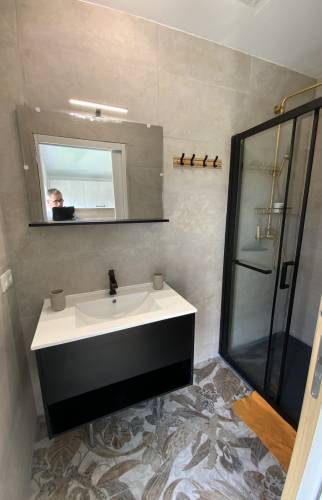 Salle de bain design noire studio La Maison Des Travaux Ales