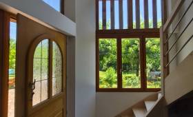 Escalier sur mesure dans une entrée à Vinay