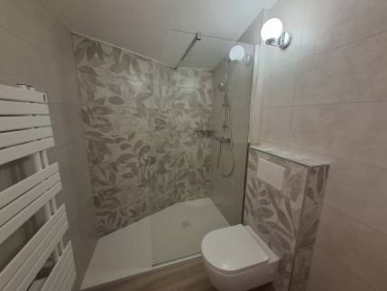 Rénovation de salle de bain avec revêtement à motif floral - Meximieux 01800