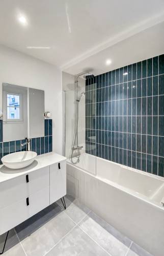 Vasque blanche élégante avec rangements pratiques en dessous