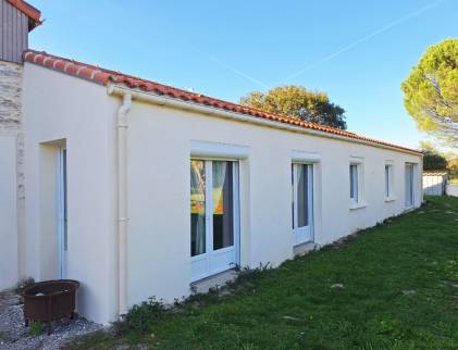 Façade d'extension en parpaings après travaux de revêtement de façade - Pornic 44210