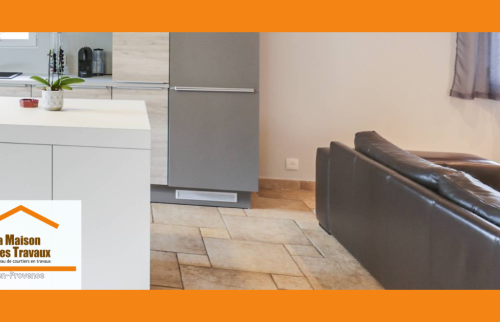 Carrelage clair, mobilier sobre, finitions soignées : le souci du détail fait toute la différence.
