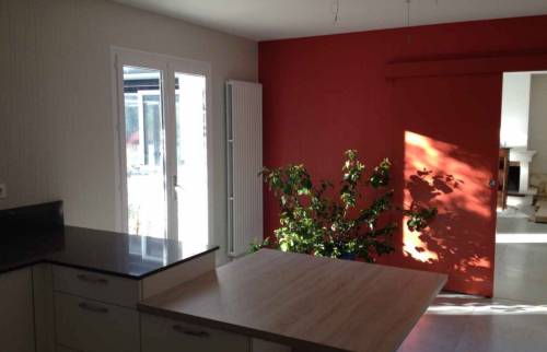 Mise en peinture d'un mur à Carnac