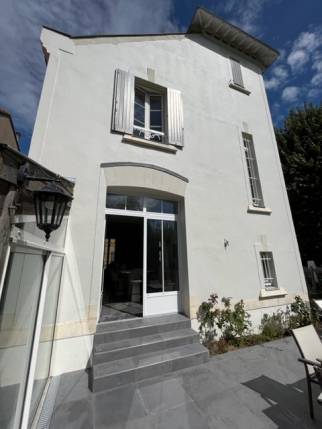 Aménagement extérieur rénové avec remplacement de la fenêtre par une porte fenêtre et création d'un accès sur la terrasse - Nantes 44