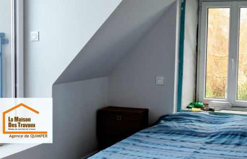 Aménagement de combles dans une maison près de Quimper : création d’une chambre lumineuse sous rampant avec nouvelle fenêtre et isolation performante.