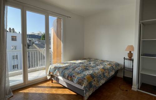 Une jolie chambre, avec une grande porte fenêtre 