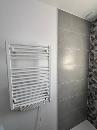 Rénovation de salle de bain avec radiateur sèche-serviettes - Étoile-sur-Rhône 26800