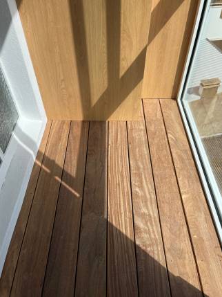 Pose d'un revêtement de sol en bois exotique de cumaru dans une loggia - Nantes 44