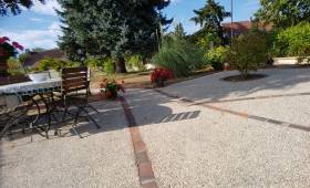 Aménagement d'espace terrasse en béton désactivé - Charbuy (89)