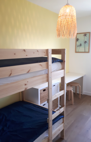 Ancienne cuisine transformée en chambre pour enfants