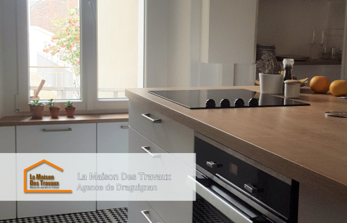 Vue de la nouvelle cuisine avec un magnifique plan de travail en bois clair, créant une ambiance chaleureuse et moderne.