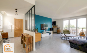 maison de ville rénovation, isolation et chauffage au sol, ouverture mur porteur, carrelage moderne blanc, accompagnement courtier en travaux