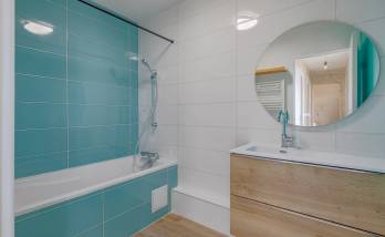 Salle de bains rénovée à Limonest ( 69760) : alliance réussie du bleu lagon et du bois
