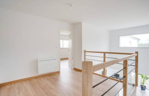 Création d’un escalier en bois massif laqué blanc à Vertou (44)