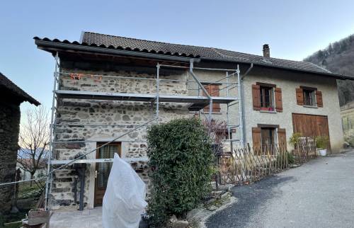 Chantier en cours : L'échafaudage permet d'atteindre le haut du mur