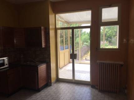 Rénovation de sol - ancien carrelage dans la cuisine donnant sur une véranda - Nantes 44