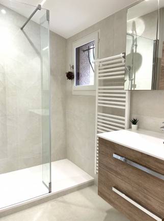 une salle de bain moderne et lumineuse 