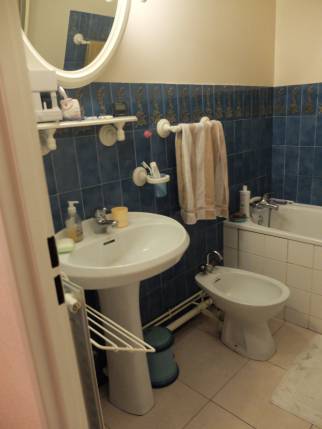 Fontaines Sur Saône (69270) : Rénovation complète d'une salle de bains avec l'alliance réussie du carrelage effet marbre et du noir / Vue avant travaux