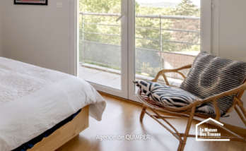 Rénovation d’une chambre à Treffiagat dans le Finistère Sud avec parquet chaleureux, murs lumineux et finitions soignées. Projet accompagné par La Maison Des Travaux Quimper.