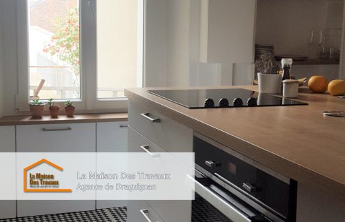 Vue de la nouvelle cuisine avec un magnifique plan de travail en bois clair, créant une ambiance chaleureuse et moderne.