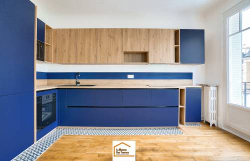 Cuisine rénovée en bois et bleu