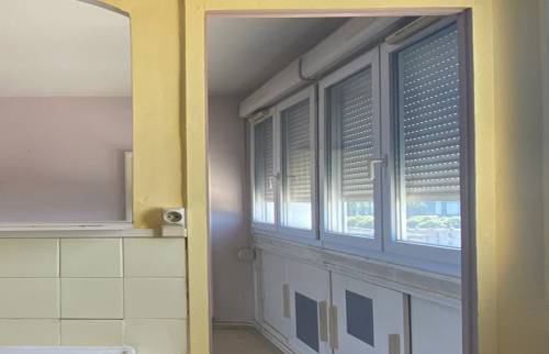 Rangée de fenêtre dans la salle à manger