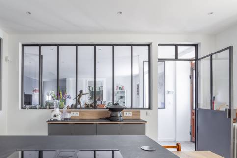 Verrières d'atelier pour une cuisine de charme, maison rénovée dans la région de Lyon